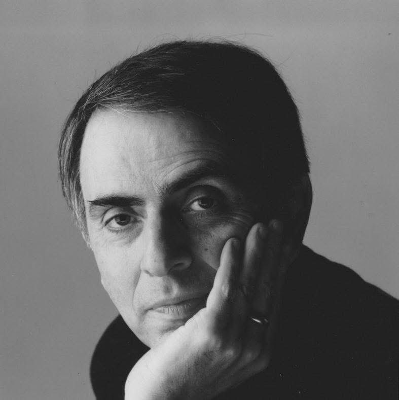 “En algún lugar, algo increíble está esperando a ser descubierto. Pero no lo encontraremos aferrándonos a supersticiones ni refugiándonos en certezas cómodas. Lo encontraremos cuestionando, dudando, observando y, sobre todo, teniendo el coraje de cambiar de opinión cuando la