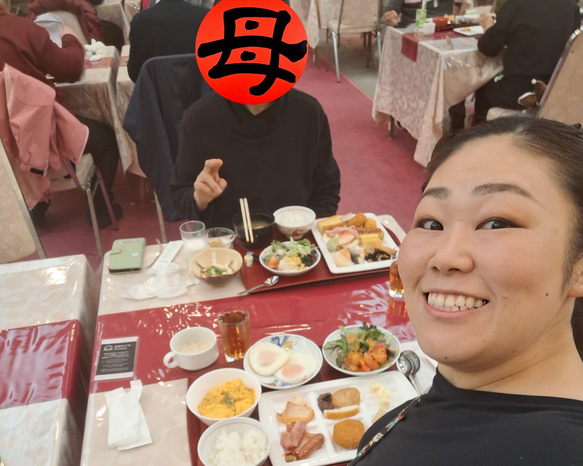 dyaiko's tweet photo. 日曜に香川の観音寺でお仕事があり、そのまま居残りして琴平へ一人旅の予定でしたが、去年の４月で仕事を辞めた母にも声を掛けたら来るとのことで、人生初の母親との二人旅をしてきました。
骨付鶏食べて、私はビール(大)飲んで、夜も朝も温泉入って、モーニングビュッフェ。 https://t.co/M4EgWM5SK8