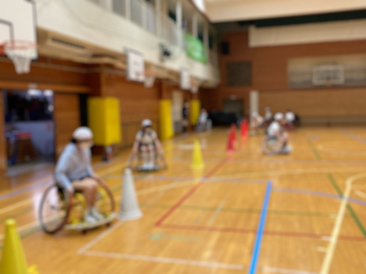 mitaeschool's tweet photo. ６年生が車椅子バスケットボールを体験しました。千葉ホークス所属の２名の選手にご来校いただき、車椅子の説明やデモンストレーションの後、車椅子の操作体験とミニゲームを行いました。子供たちは、慣れない車椅子操作に苦戦しつつも、積極的にプレーし、車椅子バスケットボールを楽しんでいました。 https://t.co/g5rFzj5Frq
