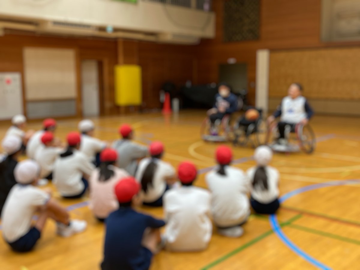 mitaeschool's tweet photo. ６年生が車椅子バスケットボールを体験しました。千葉ホークス所属の２名の選手にご来校いただき、車椅子の説明やデモンストレーションの後、車椅子の操作体験とミニゲームを行いました。子供たちは、慣れない車椅子操作に苦戦しつつも、積極的にプレーし、車椅子バスケットボールを楽しんでいました。 https://t.co/g5rFzj5Frq