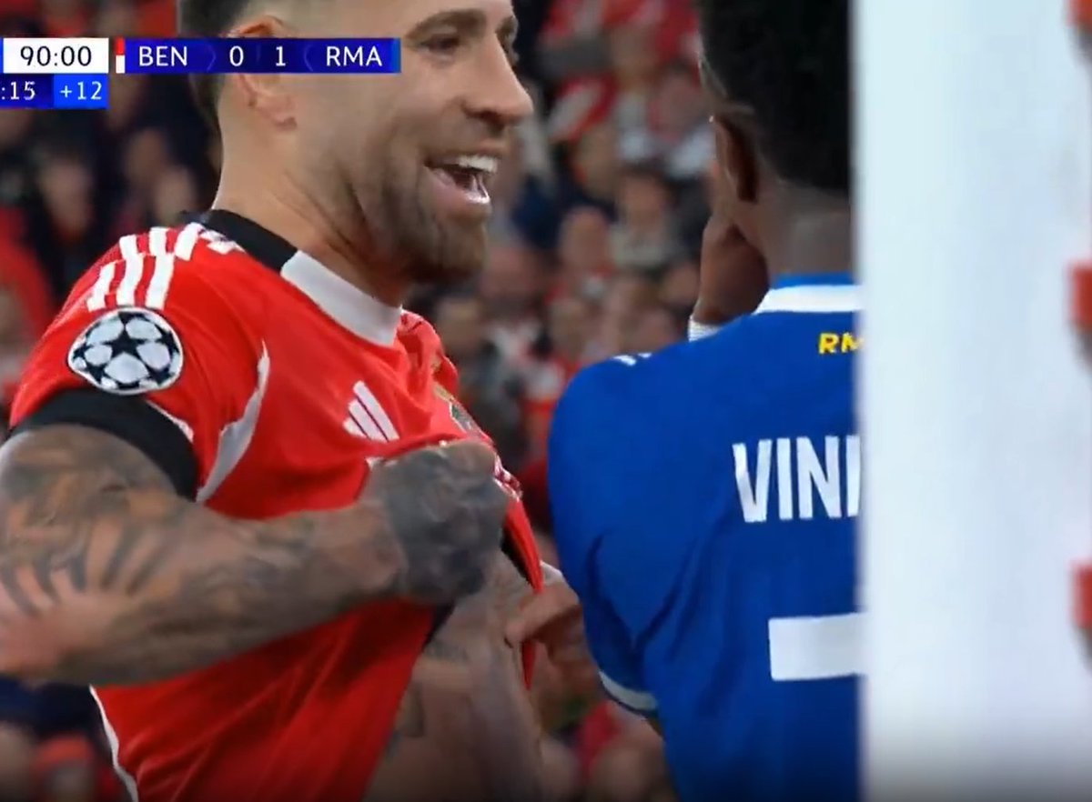 Yo No recuerdo ni una vez en la que el mejor de la historia el señor Maradona le haya chapeado a un rival por haber ganado el Mundial de México. Y mirá que el gordo era fanfarrón cuando quería.

Otamendi es una mierda. Un Negro cabeza como Dí María, Molina y De Paul.