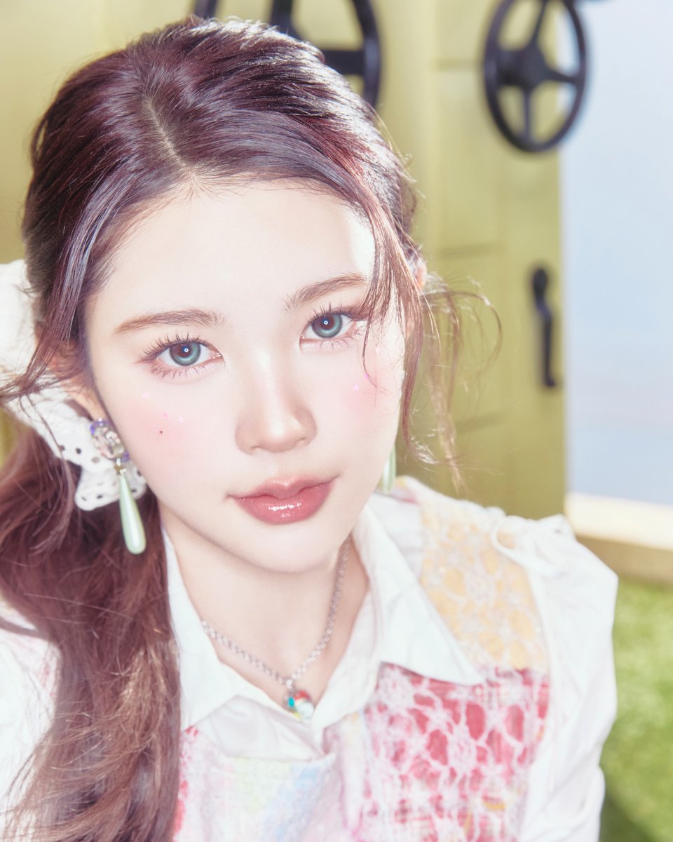 A soft glow before the bold unfolds, where sweetness meets a hint of mischief and every glance carries quiet confidence. Hearts2Hearts ‘RUDE!’ Image Teaser 2 reveals a dreamy charm that feels gentle, and just a little untamed — the calm sparkle right before the attitude shines.