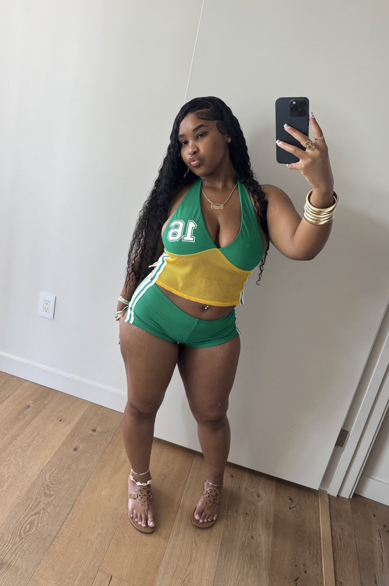 theecherrybombb's tweet image. Frm Hawaii 🌺