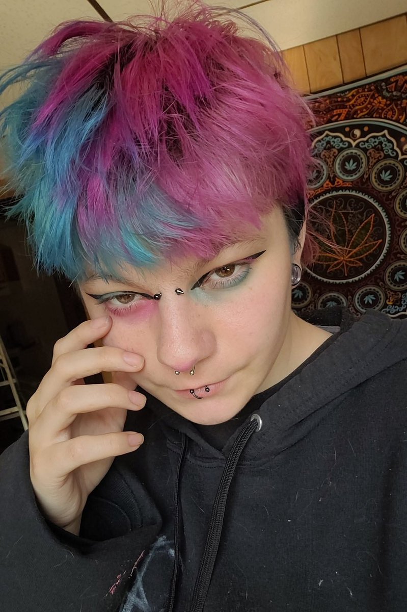 DeynerFelix's tweet photo. Proof that the best color is a state of mind. This song means the world to me. 🏳️‍⚧️💜 #LavenderHaze #TaylorSwift #EnbySwiftie https://t.co/EAf2DFQJKn