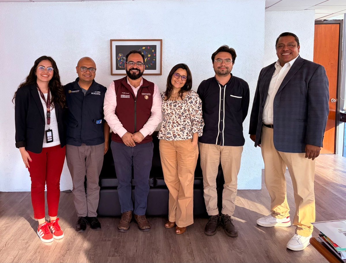 arturomedinap's tweet photo. En el marco del Plan Michoacán por la Paz y la Justicia y del Plan de Justicia para el Pueblo P’urhépecha, el titular de la #UDDH, @elfroyenciso, sostuvo una reunión de trabajo con la Subsecretaria de Ciencia y Humanidades, @violetavr, de @Secihti_mx, para fortalecer la coordinación de las Ferias de Bienestar en la región P’urhépecha de Michoacán.
Participó también @Fernando96Bj, director de área en la Subsecretaría derechos humanos de la #SEGOB
Desde @SEGOB_mx seguimos articulando esfuerzos para consolidar la estrategia territorial.
#JuntosConstruimosPazYBienestar
#DerechosHumanos