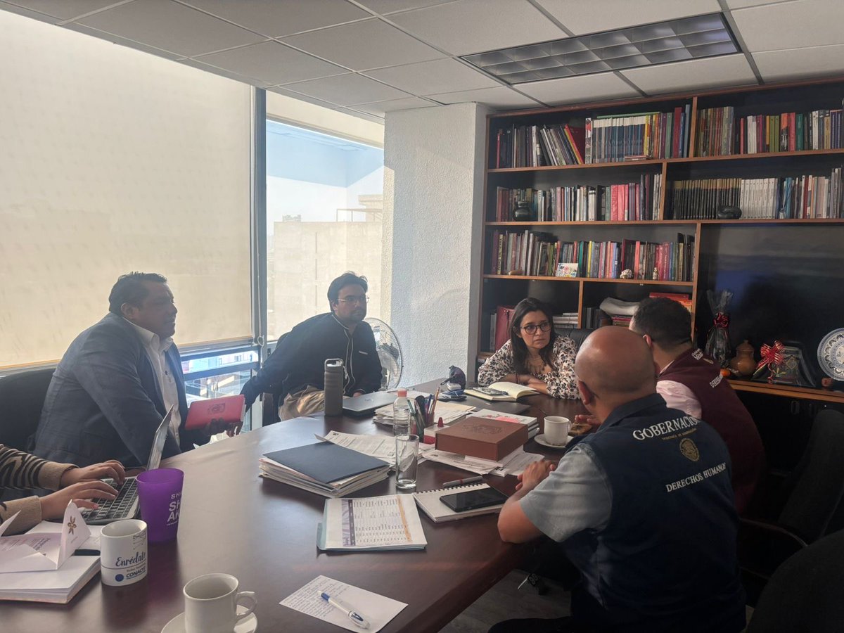 arturomedinap's tweet photo. En el marco del Plan Michoacán por la Paz y la Justicia y del Plan de Justicia para el Pueblo P’urhépecha, el titular de la #UDDH, @elfroyenciso, sostuvo una reunión de trabajo con la Subsecretaria de Ciencia y Humanidades, @violetavr, de @Secihti_mx, para fortalecer la coordinación de las Ferias de Bienestar en la región P’urhépecha de Michoacán.
Participó también @Fernando96Bj, director de área en la Subsecretaría derechos humanos de la #SEGOB
Desde @SEGOB_mx seguimos articulando esfuerzos para consolidar la estrategia territorial.
#JuntosConstruimosPazYBienestar
#DerechosHumanos