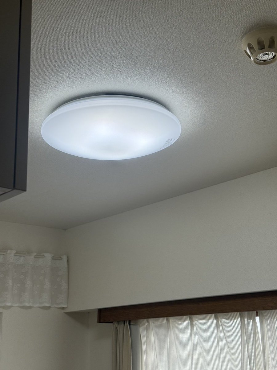 sination5's tweet photo. 蛍光灯は製造終��。

LEDへ交換＋バイパス工事で
明るく安全に。

脚立作業は危険です。
無理せずご相談ください。

アトム電器 東村山店
☎042-391-7143
#東村山 #LED交換 #高齢者サポート https://t.co/dsSu2SjdCe