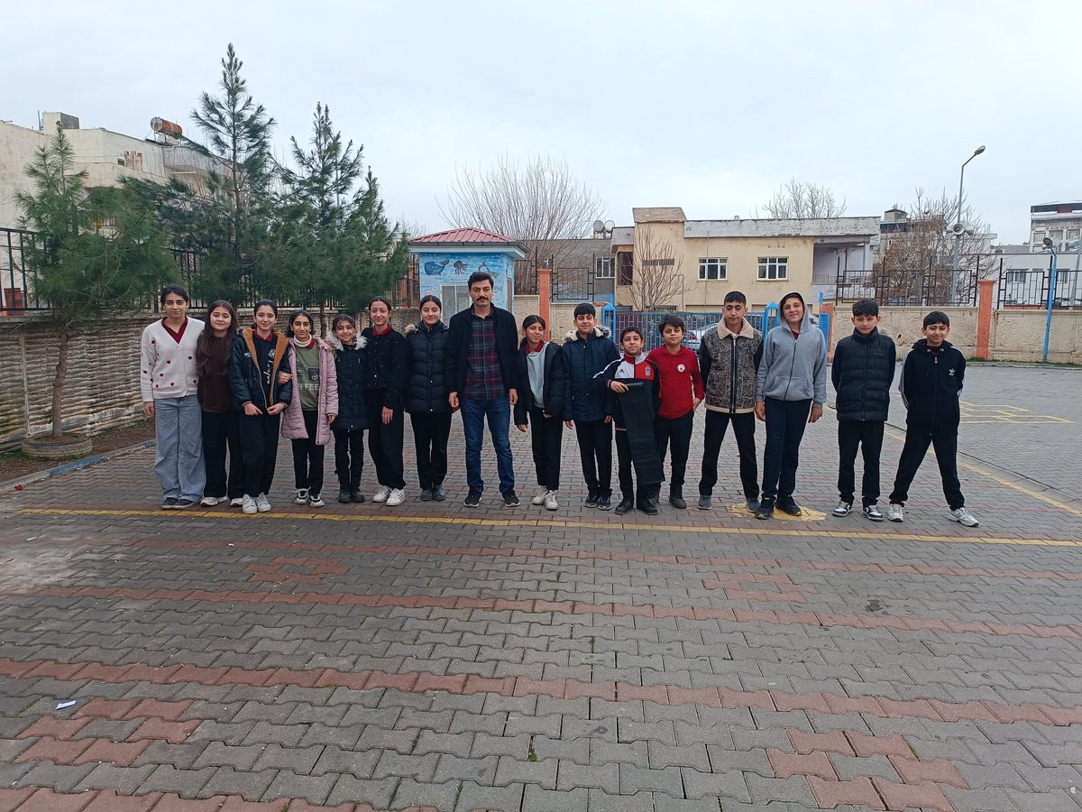 KurtalanSumer's tweet photo. Sümer Ortaokulu Değerler Kulübü olarak ÇEDES Projesi kapsamında çevremize sahip çıktık, okulumuzun etrafında temizlik çalışması gerçekleştirdik.
Küçük bir adım attık, büyük bir fark oluşturduk.
Çünkü temiz çevre, temiz gelecek demektir! 🌍✨ @ceylan_i @faypol56 @KurtalanMem https://t.co/ZYn8qHxAvJ