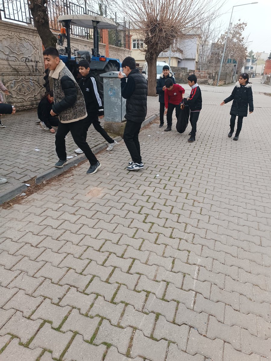 KurtalanSumer's tweet photo. Sümer Ortaokulu Değerler Kulübü olarak ÇEDES Projesi kapsamında çevremize sahip çıktık, okulumuzun etrafında temizlik çalışması gerçekleştirdik.
Küçük bir adım attık, büyük bir fark oluşturduk.
Çünkü temiz çevre, temiz gelecek demektir! 🌍✨ @ceylan_i @faypol56 @KurtalanMem https://t.co/ZYn8qHxAvJ