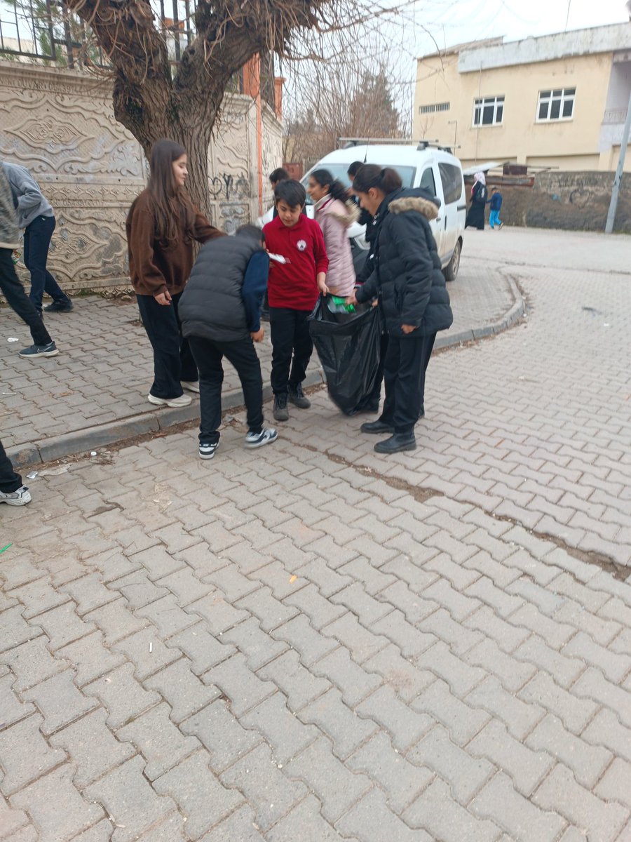 KurtalanSumer's tweet photo. Sümer Ortaokulu Değerler Kulübü olarak ÇEDES Projesi kapsamında çevremize sahip çıktık, okulumuzun etrafında temizlik çalışması gerçekleştirdik.
Küçük bir adım attık, büyük bir fark oluşturduk.
Çünkü temiz çevre, temiz gelecek demektir! 🌍✨ @ceylan_i @faypol56 @KurtalanMem https://t.co/ZYn8qHxAvJ