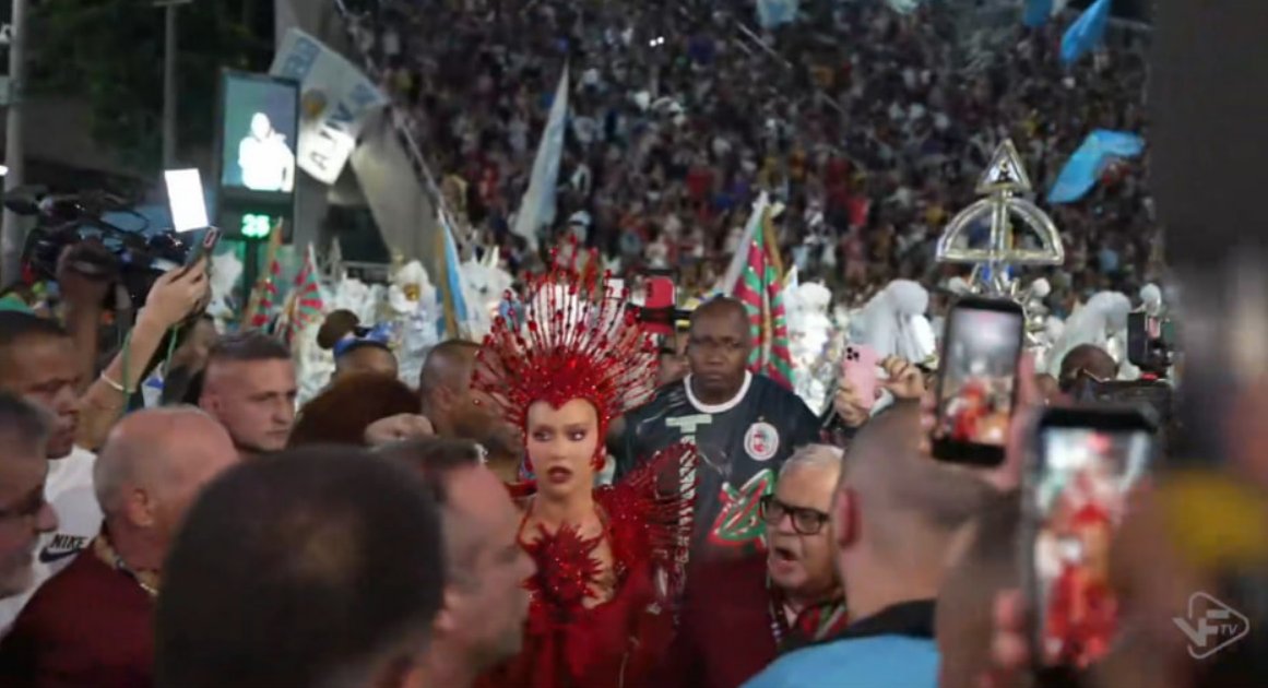 essa imagem revela mt bem o estado atual do brasil, virginia cercada de pessoas pra ir desfilar pela grande rio