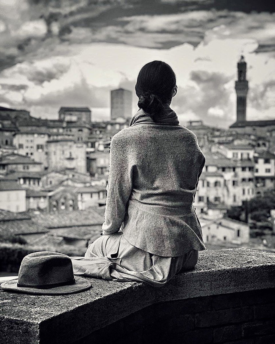 "No solté el mundo; solté la forma de mirarlo.
Porque cuándo ceso la lucha, apareció el sentido...”🌷