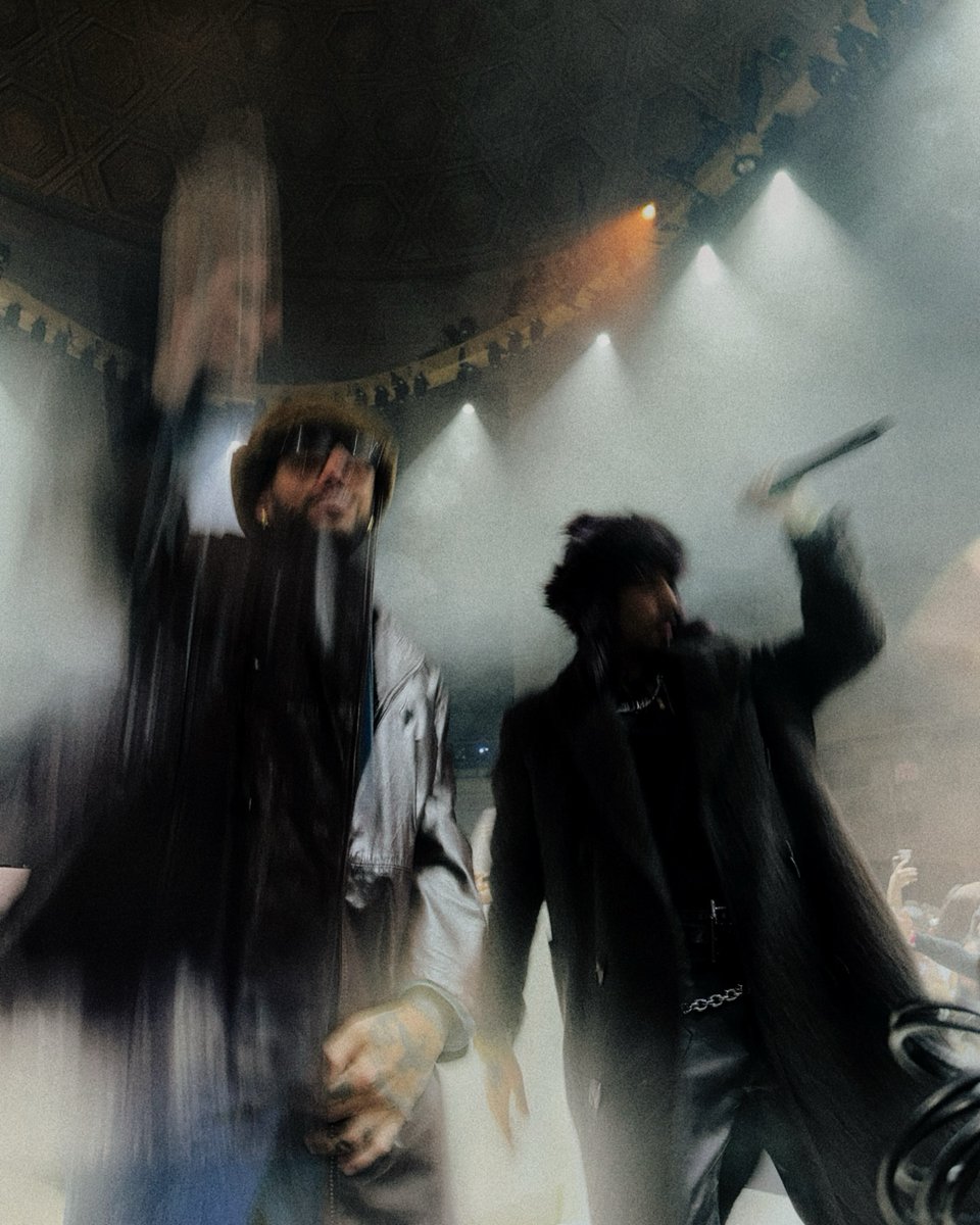 mexicansaucemag's tweet image. Solo @Tainy  tiene el respeto para paralizar NY y unir al género. Lo que pasó en CAVERNA no fue un party, fue historia: estreno de "ROSITA" y la tregua definitiva entre Rauw Alejandro y Jhayco. La verdadera cabra. 🐐🗽🌹 #Tainy #Caverna #Rosita #RauwAlejandro #jhayco