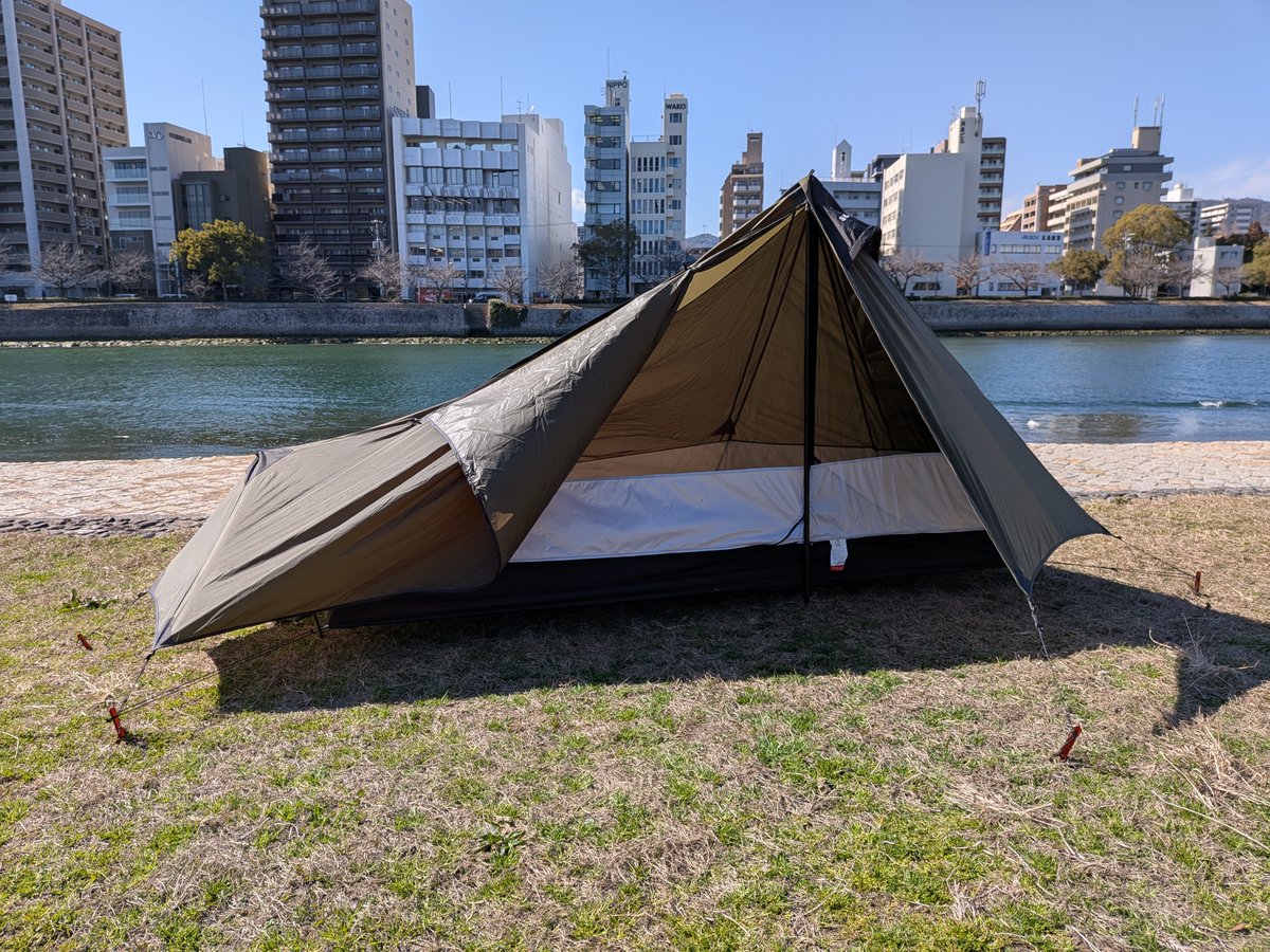 NoraOutdoor's tweet photo. 自転車ツーリング用テントが欲しくて。

でもどこをどう探しても俺が軽量テントなんか持ってるわけなくて。笑

そういえば大阪のあの人が軽量テント作ってたなと、どうせ買うならそれにしようかなと思って連絡したら

「せっかくなら仕様変えてオリジナルの作りましょうよ」

ってことで開発スタートした超軽量テント、ついに仕様が固まりました。

というわけで明後日から予約受付スタートします。

Sumo Equipment 日本正規代理店と野良がタッグを組んでお届けする、自転車ツーリング向け超軽量テント「HIOROSHIMA 1P　しまなみエディション」

※2/20～2/28の期間にご予約頂いたお客様限定で10％割引実施中。（お届けは4月下旬予定）

特徴は商品ページにみっちり書いたのでぜひご覧になってみてください。

また、試作バージョンにはなりますが、明日以降に実物を直営店に展示します。こちらもぜひ！

そうそう、野楽Gottaともさんの方でも予約受け付けてます。どっちで予約してもらってもオッケーです！