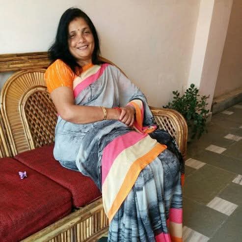 porwal4's tweet photo. बुझा मन, उड़ा रंग
प्रीति कहां, कौन संग 

निरख निरख नैन थके 
मन की पीर कैसे घटे

मावस की रात सी 
बिसरी कोई बात सी 

जब थी तब थी,सखी 
अब तो उजियार भई 

दिन बीता, बात गई 
उठ बावरी, भोर भई
-नीता https://t.co/THF88d7gl1