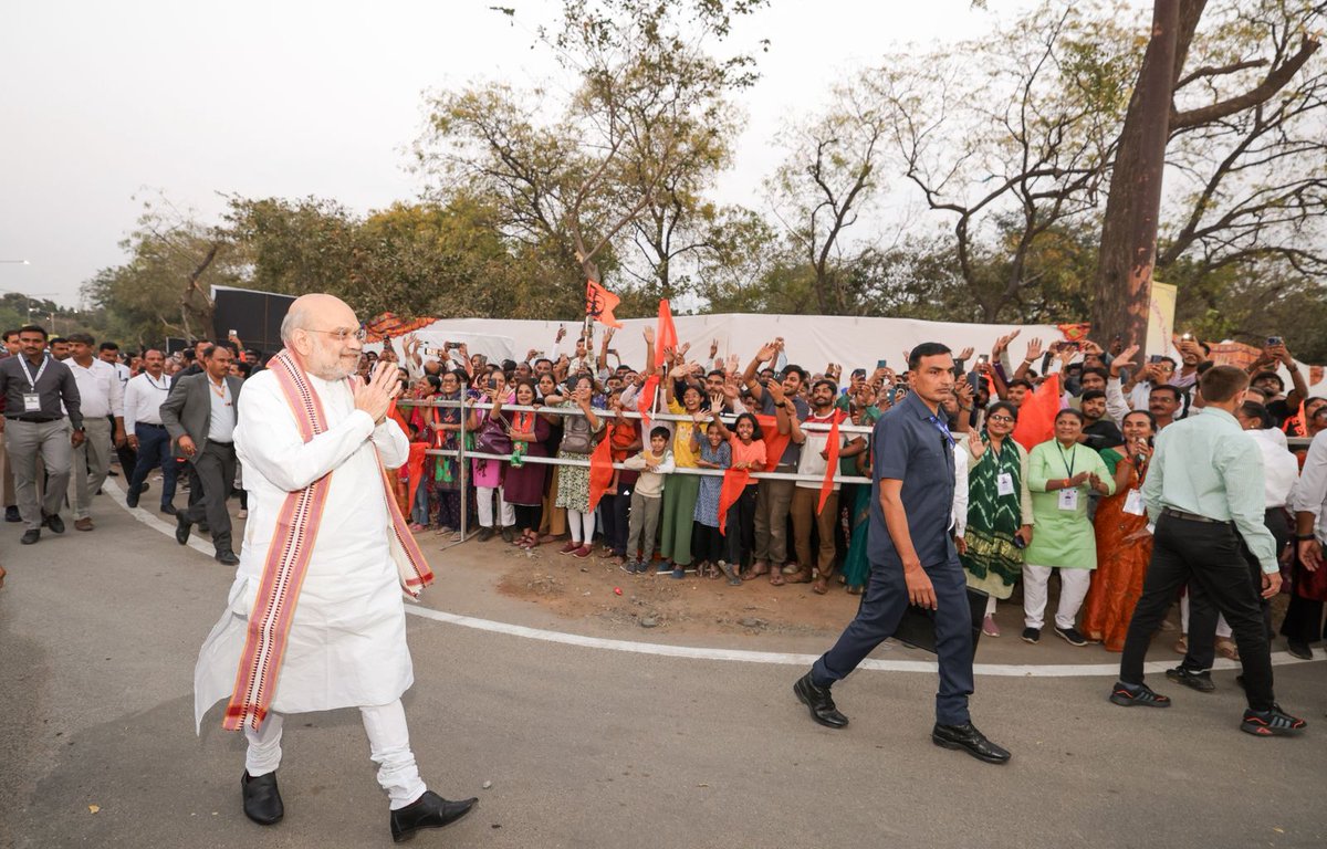 iJagdishBJP's tweet photo. જય ભવાની, જય શિવાજી 🚩

ગાંધીનગર ખાતે મહારાષ્ટ્ર સમાજ દ્વારા નિર્મિત છત્રપતિ શિવાજી મહારાજની ભવ્ય પ્રતિમાનું માનનીય કેન્દ્રીય ગૃહ અને સહકાર મંત્રી શ્રી @AmitShah સાહેબના વરદહસ્તે અનાવરણ કરવામાં આવ્યું.

હિન્દવી સ્વરાજ્યના સ્થાપક અને અદમ્ય સાહસના પ્રતીક એવા શિવાજી મહારાજની આ પ્રતિમા આવનારી અનેક પેઢીઓને રાષ્ટ્રભક્તિ અને સ્વાભિમાનના પાઠ ભણાવતી રહેશે. આ ગૌરવશાળી ક્ષણના સાક્ષી બનવું એ અમૂલ્ય લ્હાવો છે.