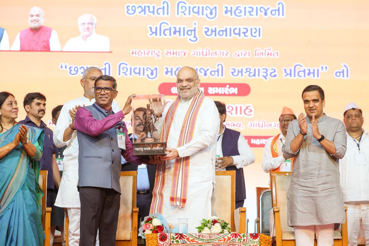 iJagdishBJP's tweet photo. જય ભવાની, જય શિવાજી 🚩

ગાંધીનગર ખાતે મહારાષ્ટ્ર સમાજ દ્વારા નિર્મિત છત્રપતિ શિવાજી મહારાજની ભવ્ય પ્રતિમાનું માનનીય કેન્દ્રીય ગૃહ અને સહકાર મંત્રી શ્રી @AmitShah સાહેબના વરદહસ્તે અનાવરણ કરવામાં આવ્યું.

હિન્દવી સ્વરાજ્યના સ્થાપક અને અદમ્ય સાહસના પ્રતીક એવા શિવાજી મહારાજની આ પ્રતિમા આવનારી અનેક પેઢીઓને રાષ્ટ્રભક્તિ અને સ્વાભિમાનના પાઠ ભણાવતી રહેશે. આ ગૌરવશાળી ક્ષણના સાક્ષી બનવું એ અમૂલ્ય લ્હાવો છે.