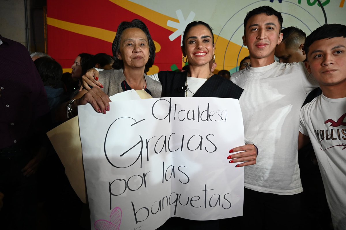 Me dijeron que hacía show...

2,011 luminarias nuevas en Santa María la Ribera. Una colonia que vuelve a brillar. ✨ 

Yo no sé fallar. Y aquí la función apenas empieza 🏹

Gracias por su confianza, vecinas y vecinos.

#BrillaCuauhtémoc
