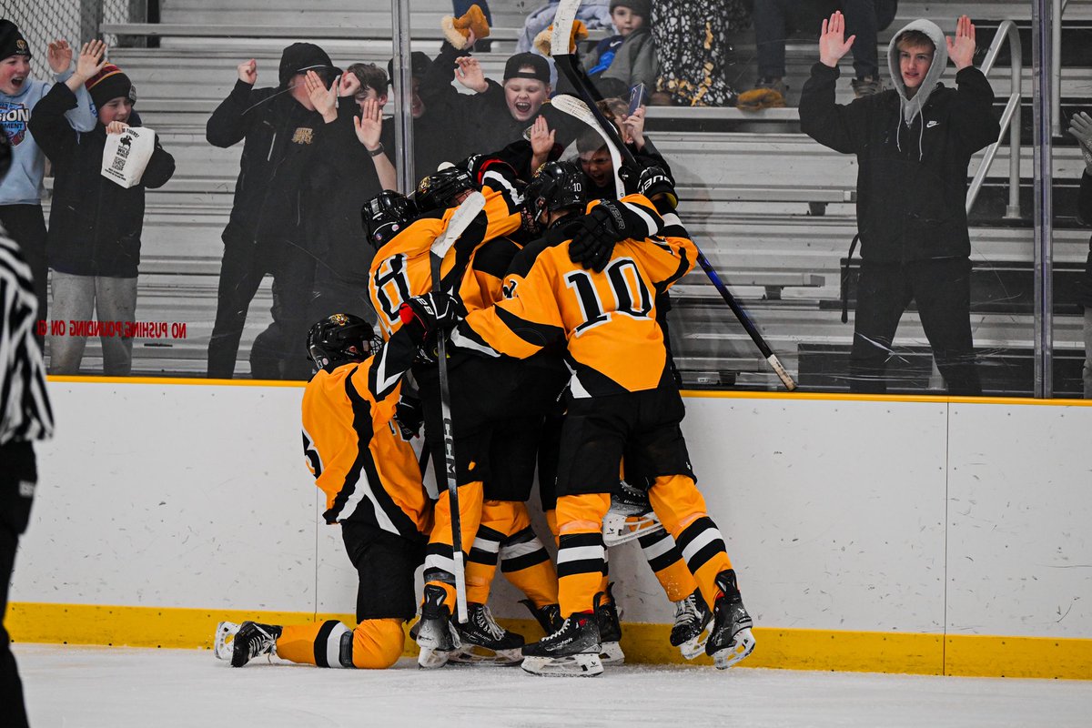 RomanBloemke's tweet photo. @HutchTigerPuck Thank you seniors!  You guys were a ton of fun to photograph this year!  Good luck in all you do going forward! https://t.co/1yCPdToYdA