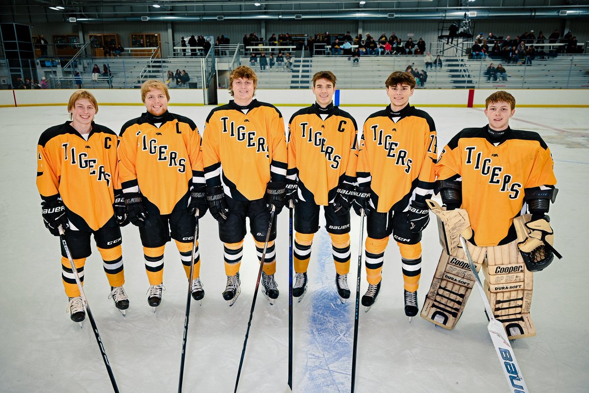 RomanBloemke's tweet photo. @HutchTigerPuck Thank you seniors!  You guys were a ton of fun to photograph this year!  Good luck in all you do going forward! https://t.co/1yCPdToYdA