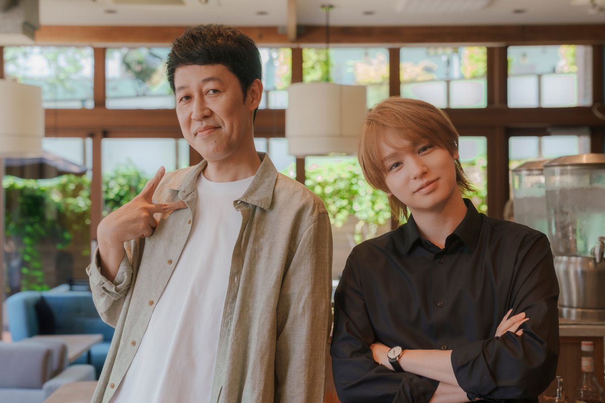 strobe_edge_wow's tweet photo. 🌈#ストロボ・エッジ  Season２☕️

大好評の〈最終話〉は #TVer で絶賛配信中❣️

恭一（#伊野尾慧）と 守谷（#小籔千豊）💙🚓
貴重な２ショットをお届け📸✨

Season１〈第５話〉で
蓮（#高橋恭平）と 麻由香（#田鍋梨々花）に
声をかけた交番警察官の守谷始👮‍♂️
実は... 恭一と ”ある関係” が...🤭⁉️

まだ〈最終話〉を観ていない方は...❗️
学校🏫 お仕事💼 が終わったら TVer で観て👀
Season１から振り返りたい方は...‼️
全話一挙配信中の #WOWOWオンデマンド で
イッキ見しちゃいましょう💕

📍WOWOWオンデマンド
　〈 Seson１＆２ シリーズ全話 〉一挙配信中✅
🔗https://t.co/cXmSJK41tx 

📍TVer
　 Season２〈第１・２話〉〈最終話〉配信中✅
🔗https://t.co/Fj3DmCgDxA 

#HeySɑyJUMP 
#咲坂伊緒  #WOWOW