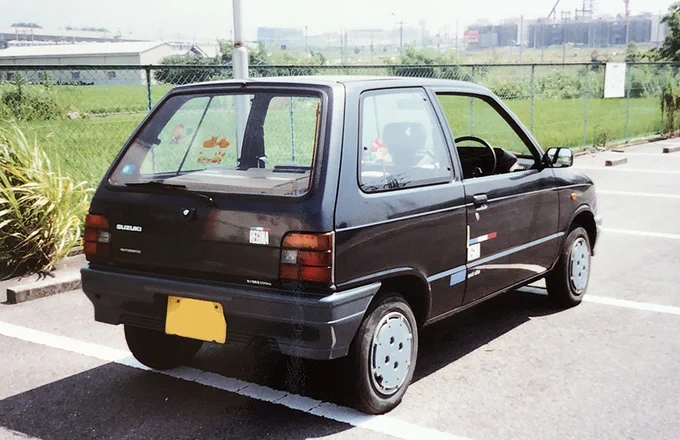 #この車を選んだ理由 スズキ・アルト「レジーナ」。免許を取ったときに家族に譲ってもらった最初の車。 コラムシフトでベンチシートの550cc車。 エアコン・パステ・パワーウインド・エンジンパワーなし。夏はフライパンのように熱くなるボディー〜。でも楽しい車でした(^^)