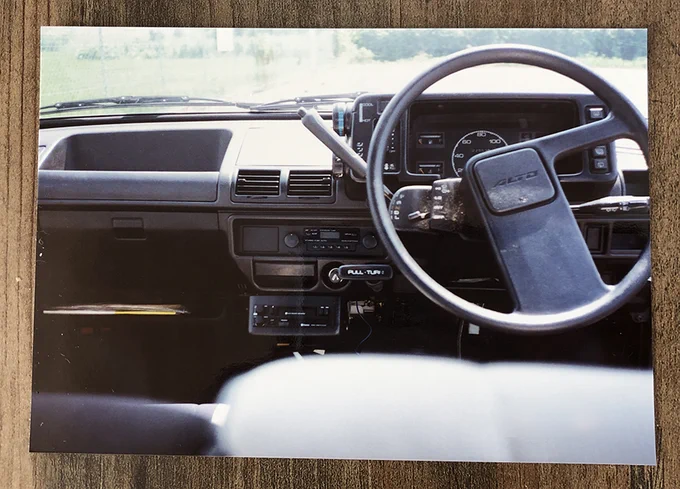 #この車を選んだ理由 スズキ・アルト「レジーナ」。免許を取ったときに家族に譲ってもらった最初の車。 コラムシフトでベンチシートの550cc車。 エアコン・パステ・パワーウインド・エンジンパワーなし。夏はフライパンのように熱くなるボディー〜。でも楽しい車でした(^^)