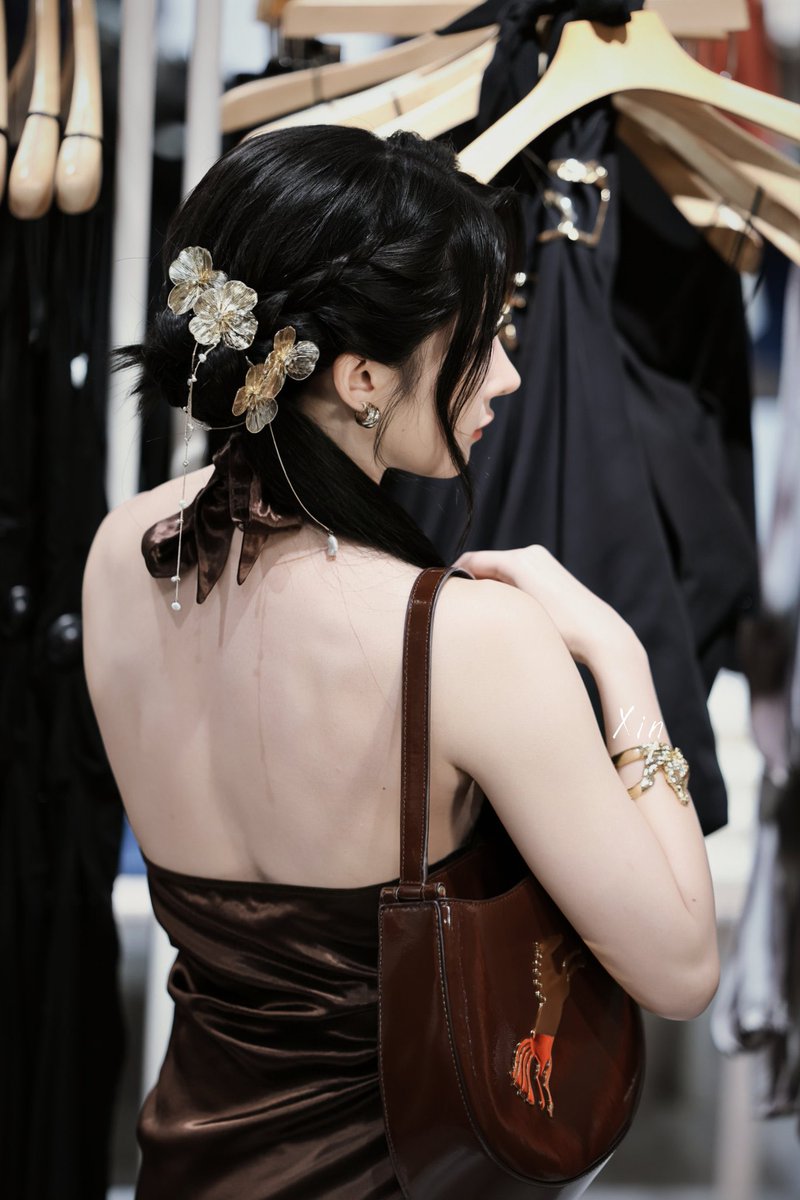yookosback's tweet photo. cr: @qsxxyojk24Xin 

YOKO STUNS AT HM
#HMNewYear2026xYoko
@Yoko_apasra https://t.co/XfDoc6VXIy
