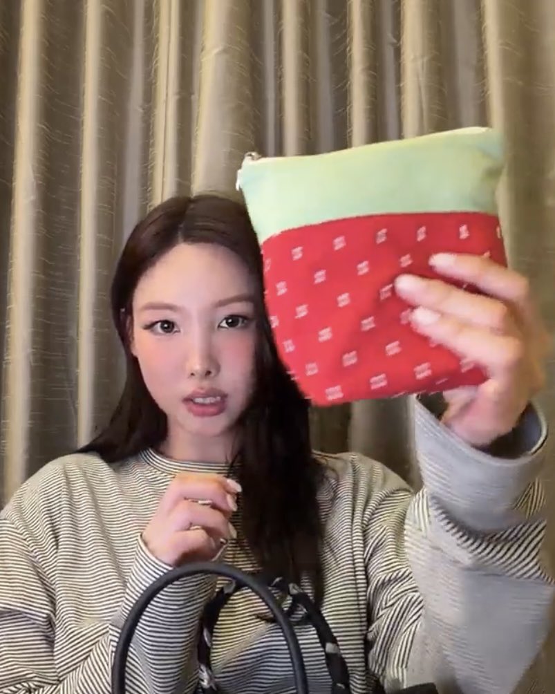 나연 왓츠인마이백 딸기 파우치 정보🍓
아이썸머리 딸기 파우치 레드
Isummerly love berry pouch - Red
isummerly.kr/product/love-b…
