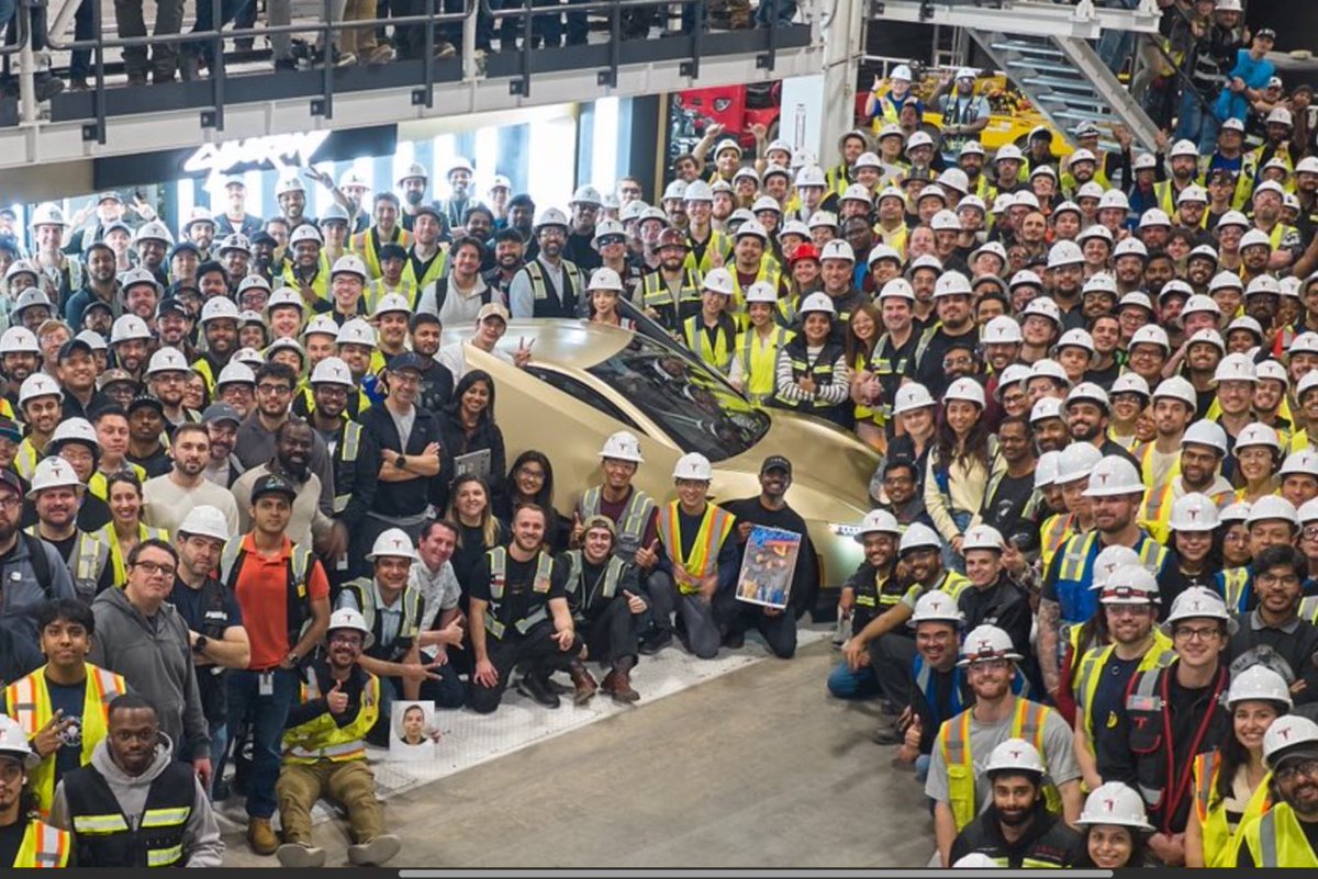 TheTeslaLife's tweet image. #Tesla rolls first #Cybercab off production line at Giga Texas
driveteslacanada.ca/news/tesla-rol…