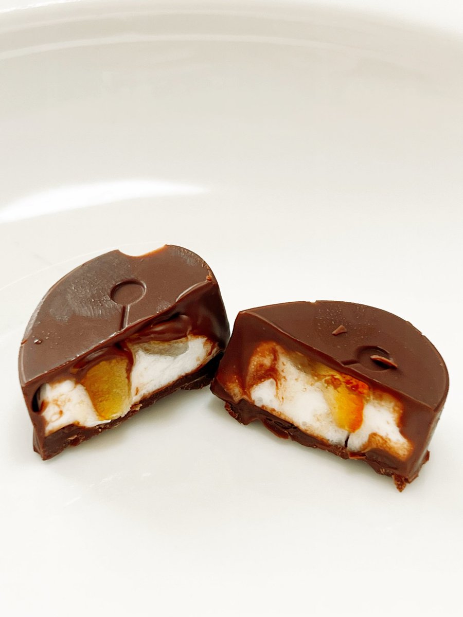 SL_touma's tweet photo. 相方さんに教えてもらったチョコ
リベンジ！！
マシュマロの固さ
ジャムの入れる場所
オレンジピールを入れてみた。
今日はブラックチョコレートで
作ってみた。 https://t.co/I5deFUxmJ3