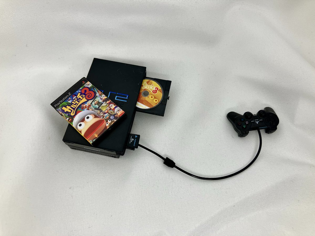 「PS2の出来の良さ メモリーカードも、 トレイの開け閉め(なかなか難しい)も ど」|待たせたな！のイラスト