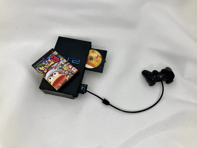PS2の出来の良さ メモリーカードも、 トレイの開け閉め(なかなか難しい)も どれもめちゃくちゃ愛おしい(*'艸`*) PS2はよくやったんだけど、実はサルゲッチュ3じゃなかったんだよなあw (トレイのマークが外れそうで怖い)