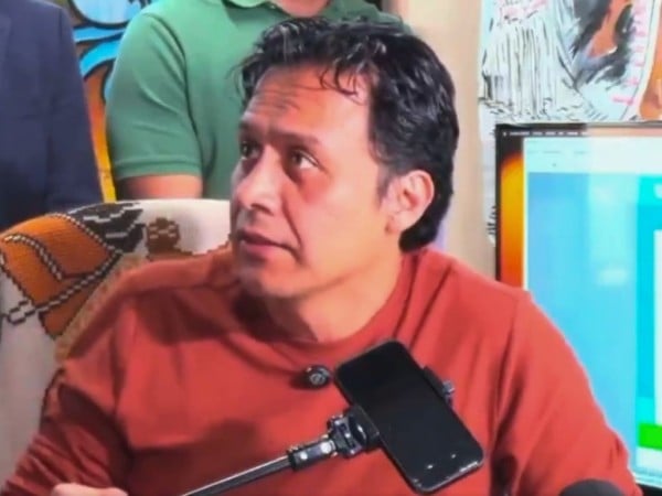 Él es Jaime Torres Bodet creador de los libros de texto, promovió  campañas vs el analfabetismo,  del Centro de Capacitación del Magisterio, la Comisión Revisora de Planes y Programas,  la Biblioteca Enciclopédica Popular, construyó miles de escuela el otro destruyó la educación.