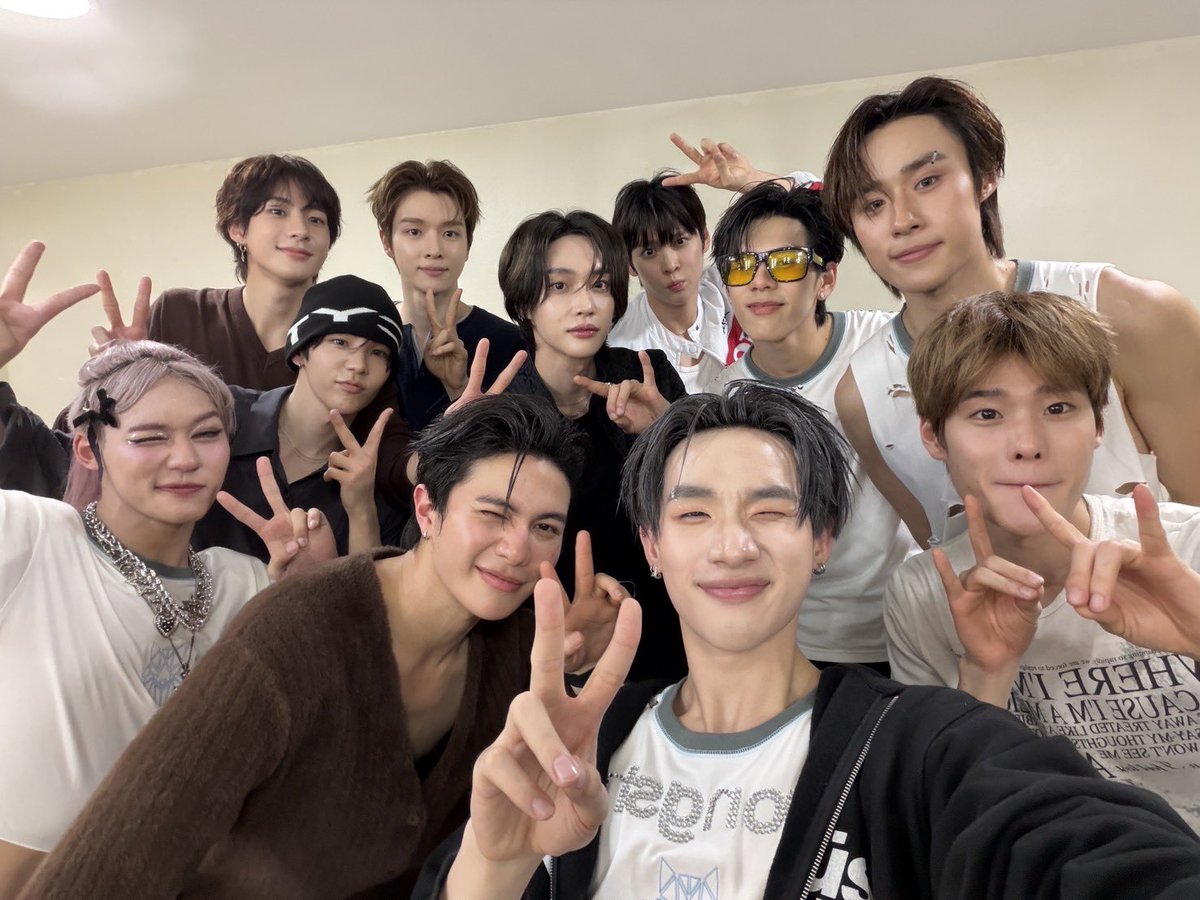 เจอแต่ความหล่อ! หนุ่มๆ K-POP วง #RIIZE ร่วมชมคอนเสิร์ต RISER CONCERT : THE FIRST RISE ในรอบการแสดงที่ 3 เมื่อวันที่ 15 กุมภาพันธ์ที่ผ่านมา โดยพวกเขายังได้ไปแสดงความยินดี พร้อมถ่ายรูปร่วมกับศิลปินในค่าย RISER MUSIC อีกด้วย ไม่ว่าจะเป็น วิน เมธวิน, ปอนด์ ณราวิชญ์, ภูวินทร์