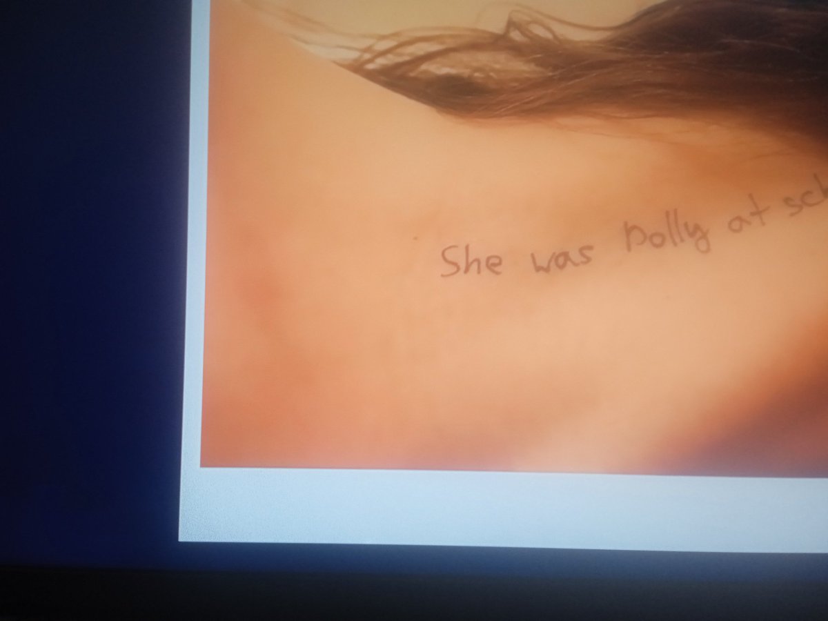 यह फोटो भी एपस्टीन द्वीप महल से मिली बच्ची की गर्दन पर लिखा है , वो हर रोज़ स्कूल जाती थी❓ यानी, एपस्टीन, छोटी बच्ची बता कर अमीर रेपिस्टों को आकर्षित करता था❓ 😭
#Epstein_Files