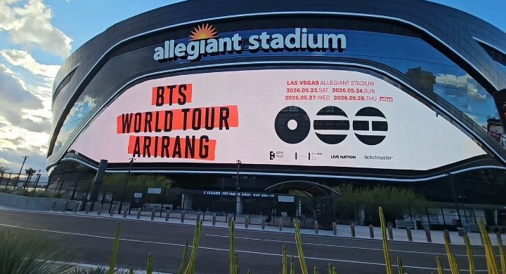 สนามกีฬา Allegiant Stadium ในแอลเอ ป้ายต้อนรับเวิลด์ทัวร์ Arirang ของ BTS 

OMG อลังการมาก เวิลด์ทัวร์สุดปังอะ เริ่ดเกิน