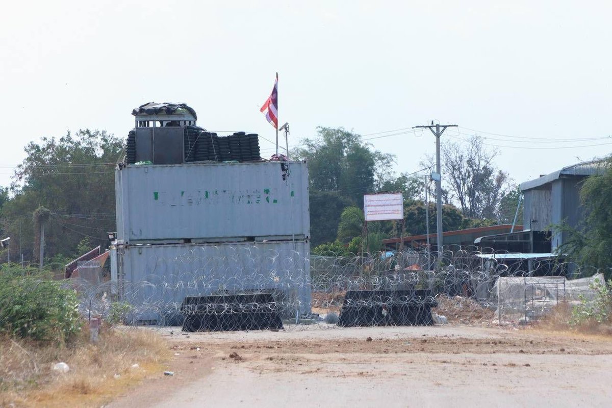 SovanRatana_'s tweet photo. 🔴The Thai military has deployed barbed wire containers deep into Cambodian territory, surrounding six villages in Banteay Meanchey province, preventing 3,076 families, or 11,250 people, from returning to their homes. This was stated by Banteay Meanchey Governor Umm Ratayet to the Indian Ambassador to Cambodia.