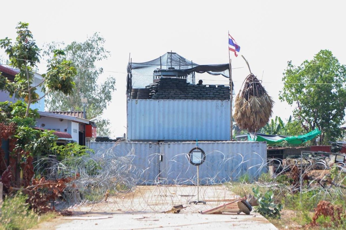SovanRatana_'s tweet photo. 🔴The Thai military has deployed barbed wire containers deep into Cambodian territory, surrounding six villages in Banteay Meanchey province, preventing 3,076 families, or 11,250 people, from returning to their homes. This was stated by Banteay Meanchey Governor Umm Ratayet to the Indian Ambassador to Cambodia.
