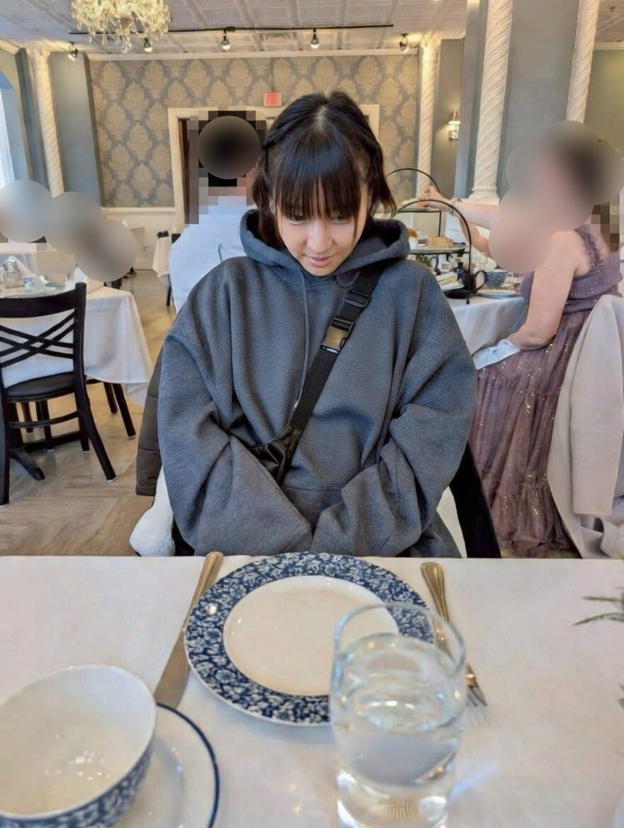 yoppy228's tweet photo. お誕生日祝いとは知らずにドレスで来るようなお店にパーカーで来てしまい絶望 https://t.co/sX79EMb8Xl