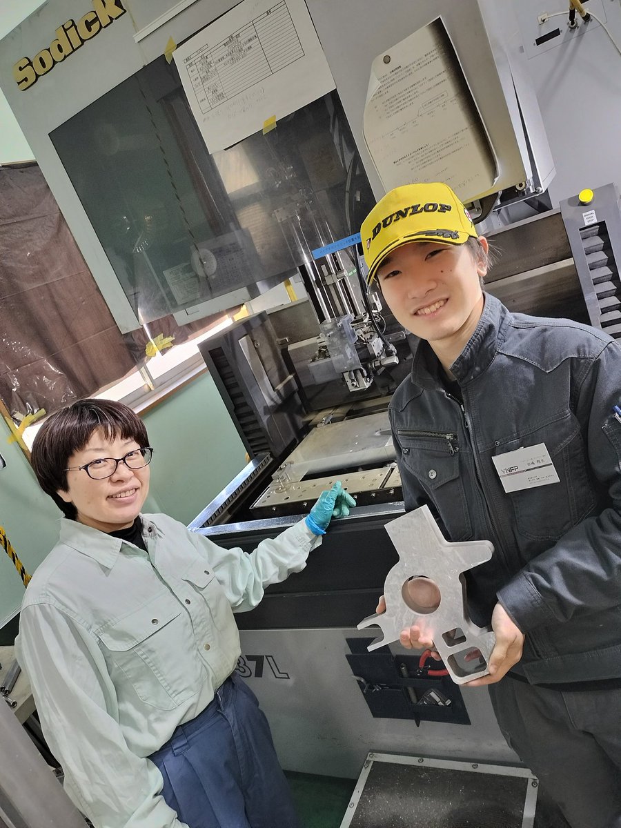 SHINKO1127's tweet photo. 本日の田嶋クン🤗
アップライト1個目完成です！
時間も押し迫ってますので残り頑張って製作して下さい〜👍️
夢は表彰台！？（それは自分か！）
兎に角、向かって走り続けて下さい😊
横国！FIGHT https://t.co/DpaT6VEoS2