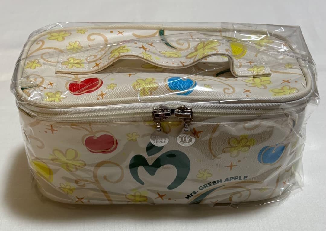 NEWS】 POP-UP STOREアイテムより、 バニティポーチがラインアップ