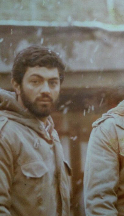 ARBakhtiar86's tweet photo. حاج محمد باقر بختیار، به واسطه امضای بیانیه موسوم به " بیانیه ۱۷ نفره"، هشدار به نیروهای امنیتی‌ و درخواست عدم اطاعت از فرمان سرکوب مردم، توسط اطلاعات سپاه احضار شدند.

🔴" ما به نیروهای انتظامی و امنیتی هشدار می‌دهیم که به مسئولیت واقعی خود ــ حفاظت از جان و امنیت مردم ایران ــ پایبند باشند؛ نه اجرای فرمان سرکوب، نه ایستادن در برابر ملت، و نه ریختن خون شهروندان بی‌دفاع. هرگونه خشونت علیه مردم، مشارکت مستقیم در جنایتی است که در حافظه‌ی تاریخی این سرزمین ثبت خواهد شد. امروز زمان انتخاب است: کنار ملت بایستید و صف خود را از سرکوبگرانی که رفتنی‌اند و باید پاسخ‌گو باشند، جدا کنید. "

✍️متن کامل این بیانیه به شرح زیر است: 

هم‌میهنان آزاده،
امروز ایران در بزنگاهی سرنوشت‌ساز ایستاده است. جمهوری اسلامی، پس از دهه‌ها اتلاف و نابودی سرمایه‌های ملی در مسیر سیاست‌های ماجراجویانه و ورشکسته‌ی خود، تورم، فقر، ناامنی، فساد و بی‌عدالتی را به ابزار سرکوب و وسیله‌ای برای فرسایش و تحقیر مردم بدل کرده است.

با این همه، بار دیگر جنبش بزرگ مقاومت مدنی مردم ایران با تسخیر خیابان‌ها، اراده‌ی ملی برای برکناری نظام نامشروع جمهوری اسلامی را فریاد می‌کند.

ما در کنار مردم ایستاده‌ایم تا حق زندگی شایسته، آزادی، عدالت، کرامت انسانی و حاکمیت بر سرنوشت خویش را بازپس بگیریم.

ما به نیروهای انتظامی و امنیتی هشدار می‌دهیم که به مسئولیت واقعی خود ــ حفاظت از جان و امنیت مردم ایران ــ پایبند باشند؛ نه اجرای فرمان سرکوب، نه ایستادن در برابر ملت، و نه ریختن خون شهروندان بی‌دفاع. هرگونه خشونت علیه مردم، مشارکت مستقیم در جنایتی است که در حافظه‌ی تاریخی این سرزمین ثبت خواهد شد. امروز زمان انتخاب است: کنار ملت بایستید و صف خود را از سرکوبگرانی که رفتنی‌اند و باید پاسخ‌گو باشند، جدا کنید.

ما بار دیگر تأکید می‌کنیم که تنها راه نجات ایران، گذار از جمهوری اسلامی است؛ خواسته‌ای که نه موقتی است و نه قابل سرکوب.
آینده‌ی ایران بر نظمی دموکراتیک، مبتنی بر حاکمیت مردم، منافع ملی و روابط عادی با همه‌ی کشورهای جهان استوار خواهد بود.

دوازدهم دی‌ماه ۱۴۰۴ 

فهرست اسامی امضا کنندگان به ترتیب حروف الفبا:
 
۱. محمدباقر بختیار
۲. قربان بهزادیان‌نژاد
۳. جعفر پناهی
۴. مصطفی تاجزاده
۵. امیرسالار داودی
۶. ویدا ربانی
۷. محمد رسول‌اف
۸. عباس صادقی
۹. منظر ضرابی
۱۰. ابوالفضل قدیانی
۱۱. نرگس محمدی
۱۲. مهدی محمودیان
۱۳. سعید مدنی
۱۴. مصطفی ملکیان
۱۵. عبداله مومنی
۱۶. محمد نجفی
۱۷. صدیقه وسمقی