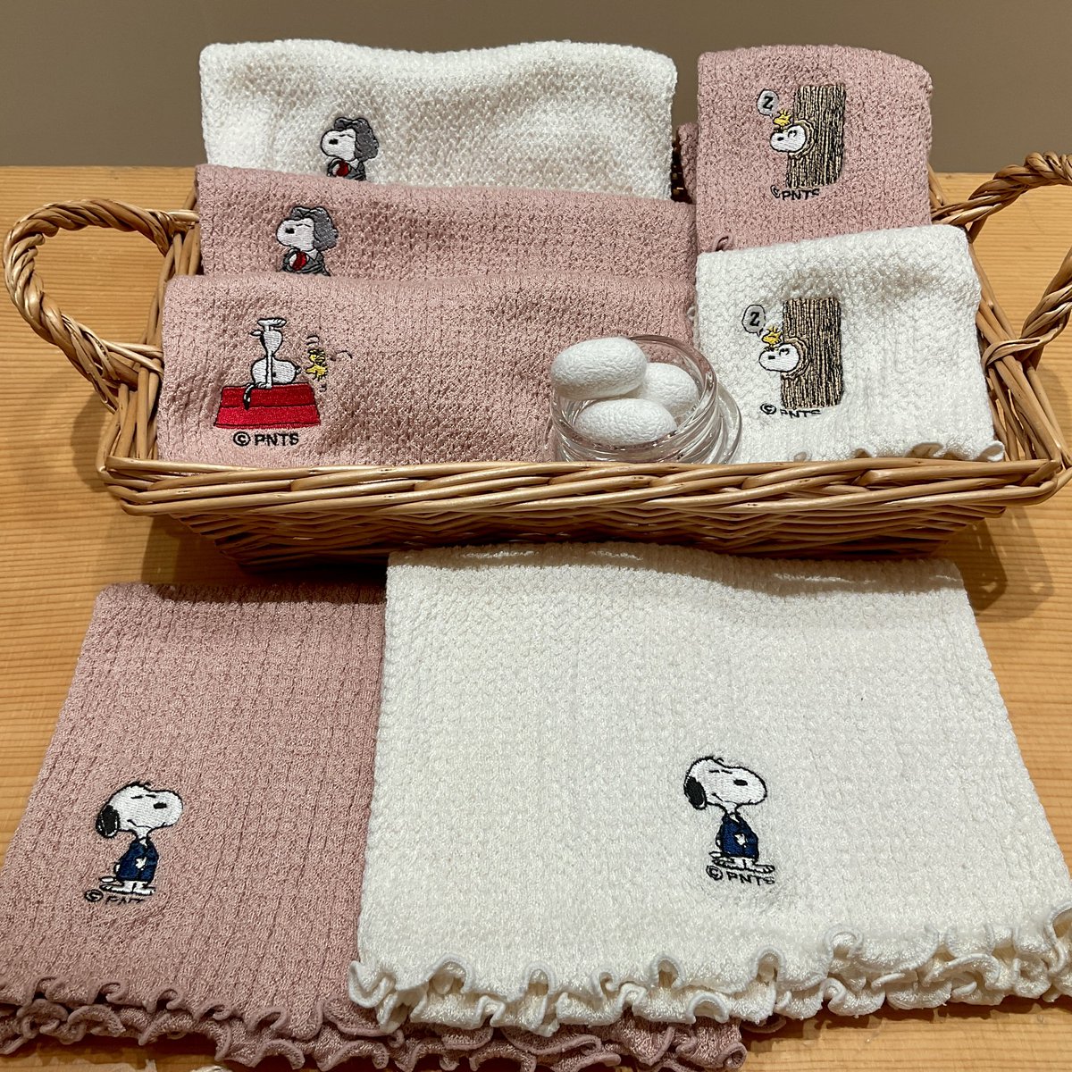 plus2do_'s tweet image. こんにちは♪プラスニド丸の内スタッフ伊原です❣️寒さとポカポカを行ったり来たりの毎日ですね😅この時期私のお気に入りアイテムは、着け心地しっとり、じんわりあたたかい、きぬのはらまき✨👍刺繍も豊富にご用意しています😉ステキな午後を〜🎀
#PEANUTS #温活