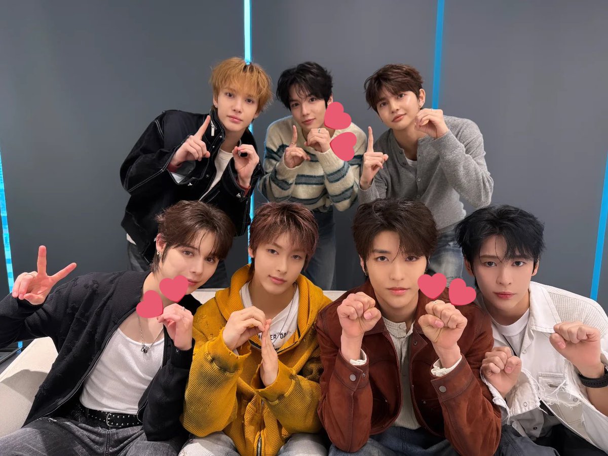 มีคนสังเกตุว่าตาต้า จัสติน ซงฮา ฮามิยใส่แหวนของ rhs สกรีนชื่อเป็นอูจอง + ทรงเหลี่ยม แล้วก็คิดว่าแหวนน่าจะอยู่ในไลน์อัพเมิร์ชที่จะเปิดขายในมีต (sm ขายเครื่องประดับหลักพันหมด)

#TATA #타타 #SMTR25