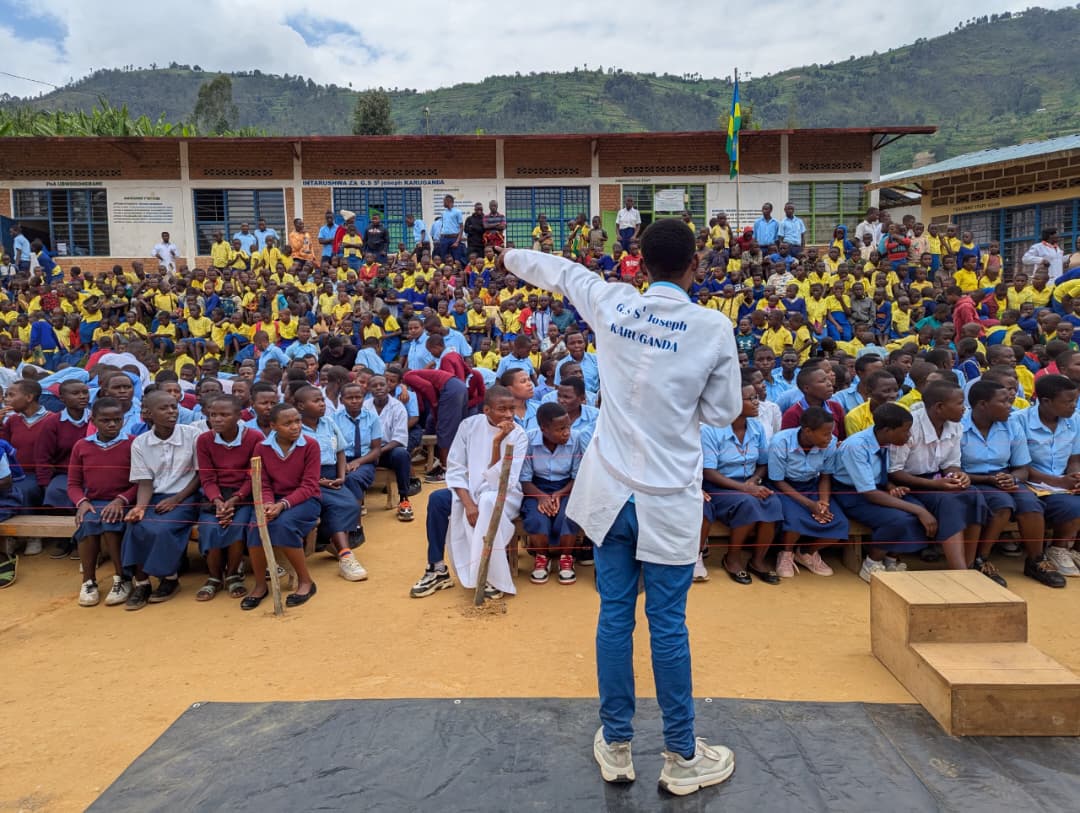 Simple_jeanpaul's tweet photo. Nyakubahwa @PaulKagame Imyanzuro y'#Umushyikirano cyane ku mpano mu burezi bimbohoye umutima washenguwe no guhuza ivanjiri n'impano mu burezi kubw'imyumvire iremaye yanaremaje igihugu mwongeye kurema. Ndacyafata gupfa ntabakoze mu ntoki nko gucyenyuka pe! https://t.co/FOQoDUqS48