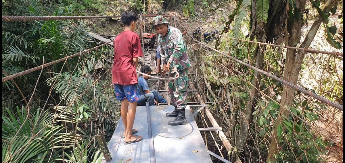 kodam1bb_'s tweet photo. Kodim 0209/LB Rampungkan Rehabilitasi Jembatan Gantung di Desa Halimbe Labura
Sumber: Pendam I/BB
#Kodim0209LB
#JembatanGantung
#LabuhanbatuUtara
#TNIADManunggal
#InfrastrukturDesa https://t.co/XLPm3j9S04