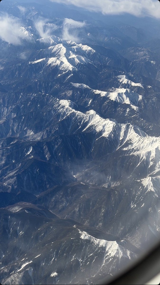 テヨンさんが初めての日本公演ソロコンの飛行機の窓から見た景色✈️

行：大船大観音　　　　　　帰：日本アルプス