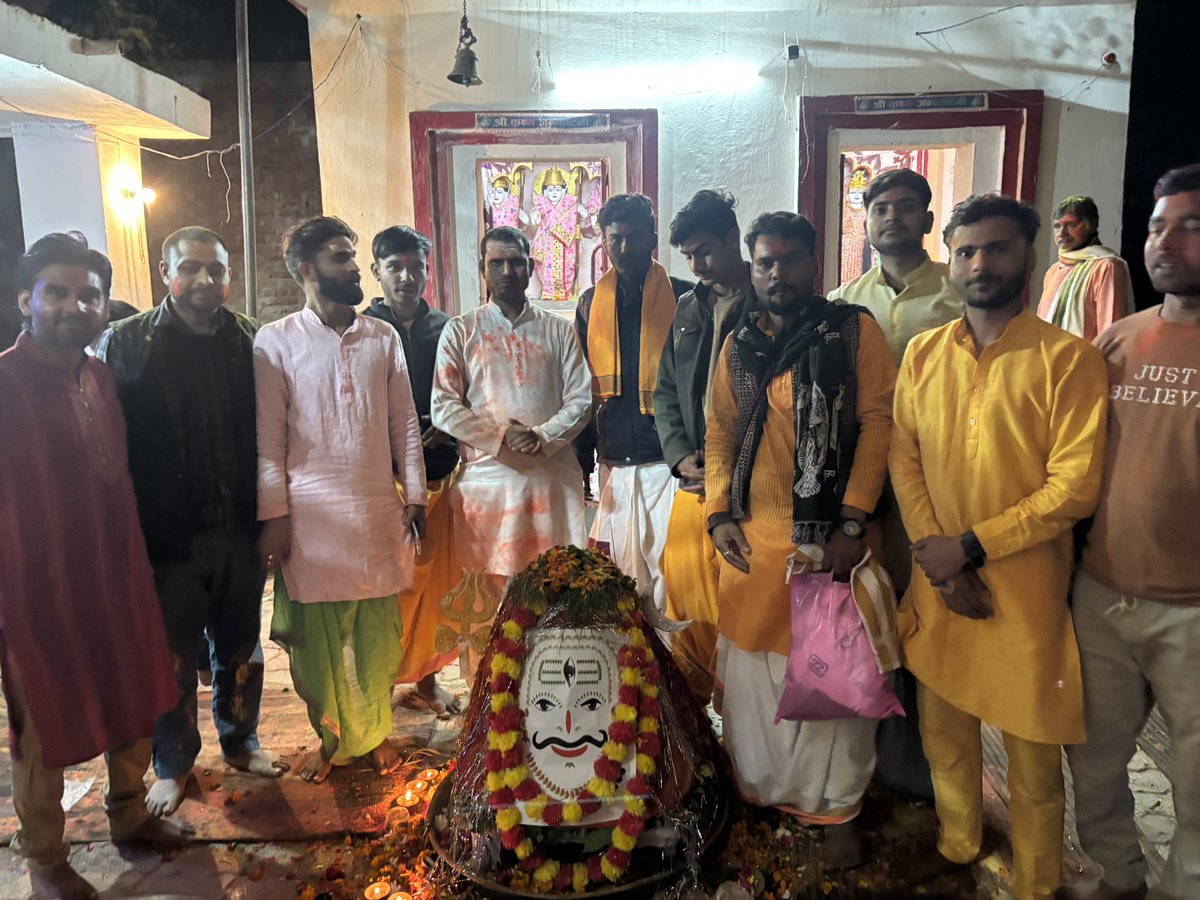 V_H_P_kanpur_d's tweet photo. 🌸🕉️ महाशिवरात्रि की पावन बेला पर 🕉️🌸महाशिवरात्रि के पावन अवसर पर विश्व हिंदू परिषद के तत्वाधान में कानपुर प्रांत के पुखरायां जिला अंतर्गत संदलपुर प्रखंड में आयोजित महारुद्राभिषेक का भव्य कार्यक्रम सभी के सहयोग से सफलतापूर्वक संपन्न हुआ।
लगभग 8 घंटे तक चले इस आध्यात्मिक अनुष्ठान में समाज के सभी वर्गों के लोगों ने उत्साहपूर्वक भाग लिया। सामाजिक समरसता का भाव जागृत करने, ऊँच-नीच एवं छोटे-बड़े के भेद को समाप्त करने की दिशा में यह कार्यक्रम एक महत्वपूर्ण एवं प्रेरणादायक पहल सिद्ध हुआ।
कार्यक्रम संयोजक विवेक राष्ट्रवादी एवं प्रखंड मंत्री रामू कुशवाहा ने घर-घर संपर्क कर समाज के लोगों से सहभागिता का आग्रह किया, जिसके परिणामस्वरूप जनसहभागिता देखने को मिली।
कार्यक्रम के अंतर्गत 1008 पार्थिव शिवलिंग निर्माण, महारुद्राभिषेक, महासिंगार तत्पश्चात श्रद्धालुओं ने बाबा के सान्निध्य में होली उत्सव भी मनाया, जिससे वातावरण भक्ति, उल्लास और सामाजिक एकता से परिपूर्ण हो उठा।
🙏 हर हर महादेव! 🙏
# *विवेक राष्ट्रवादी(जिला सहमंत्री पुखरायां)*
#महाशिवरात्रि
#हरहरमहादेव
#विश्व_हिंदू_परिषद
#समरस_समाज
#महारुद्राभिषेक
#सनातन_संस्कृति
#एकता_में_शक्ति
@VHPDigital @ChampatRaiVHP 
@highlight @PMOIndia @myogiadityanath @ChiefSecyUP @spgoyal @dgpup @Rajeevkrishna69 @adgzonekanpur @igrangekanpur @alok24 @kapilsingh75 @shraddha_pn