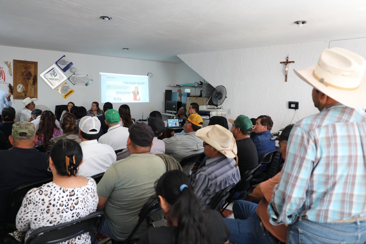 Hoy en Salvatierra,tuve el gusto de reunirme con las y los integrantes de AMIDA y CONSUCC. 
Con <a href="/tupuedesgente/">Financiera y Apoyos Tú Puedes Guanajuato</a> estamos acercando financiamientos para fortalecer al sector primario. No solo son apoyos, es el reconocimiento a su papel estratégico en el desarrollo de nuestro estado.